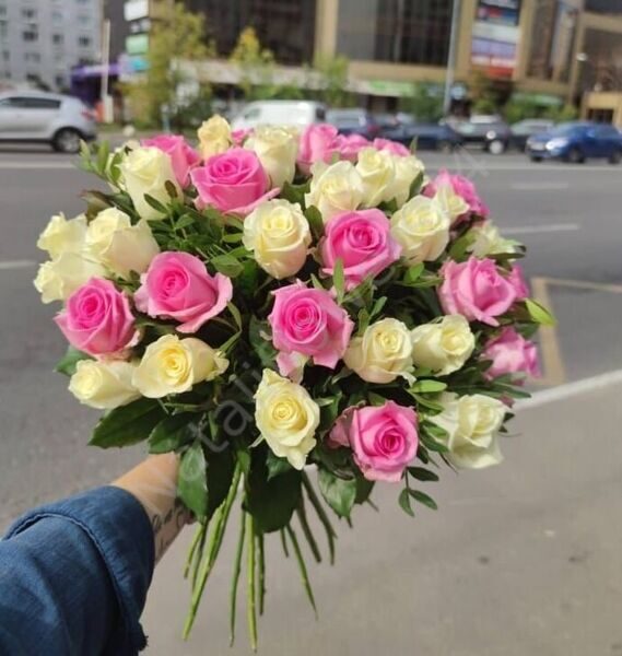 45 розовых и белых розочек с зеленью